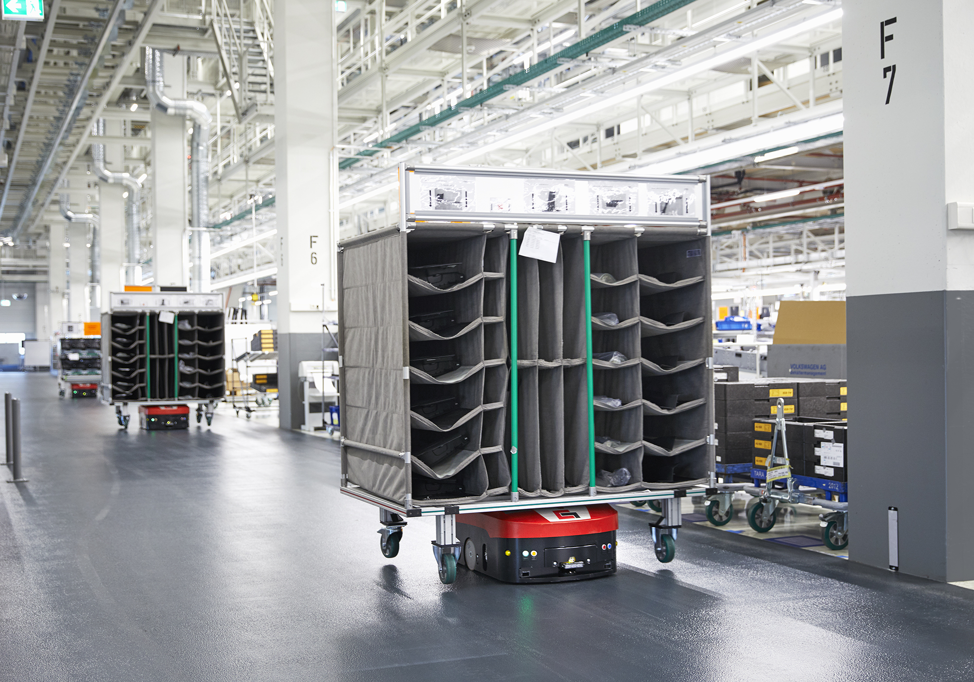 Automated Guided Vehicles for automatic parts transport complete the inos range.